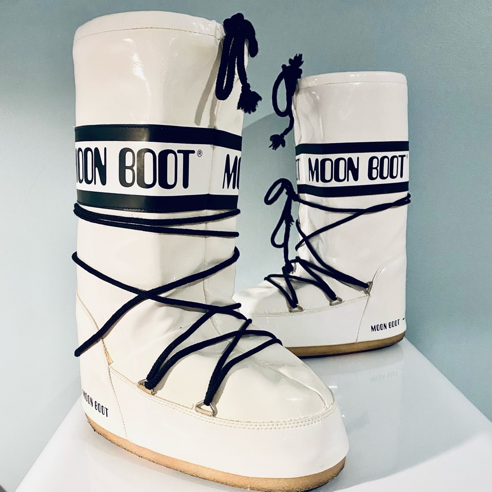 RARE (Discontinued) Authentic Moon  Boots - SIZE 8.5